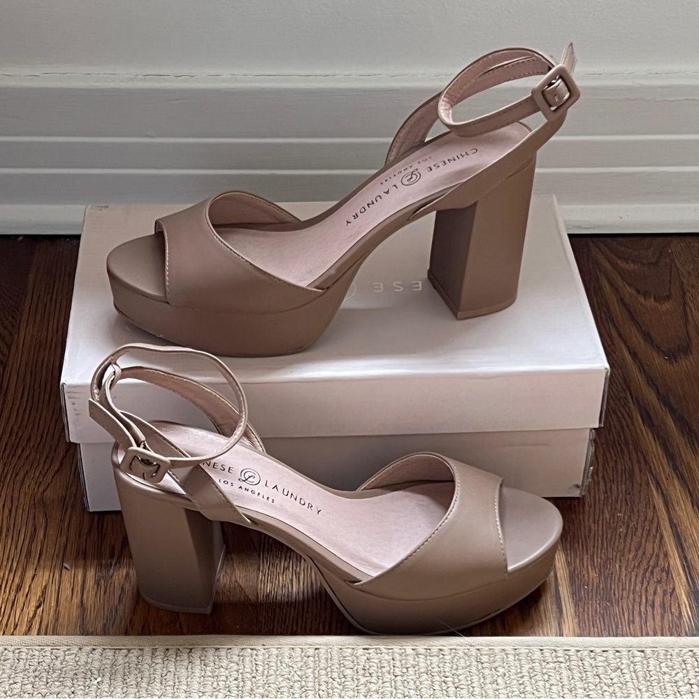 Chinese Laundry Theresa Platform Heel. Taupe. Size 7.5